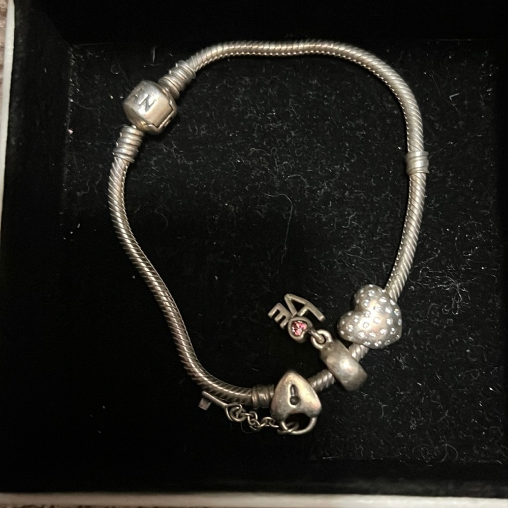 Pandora bracelet w charms